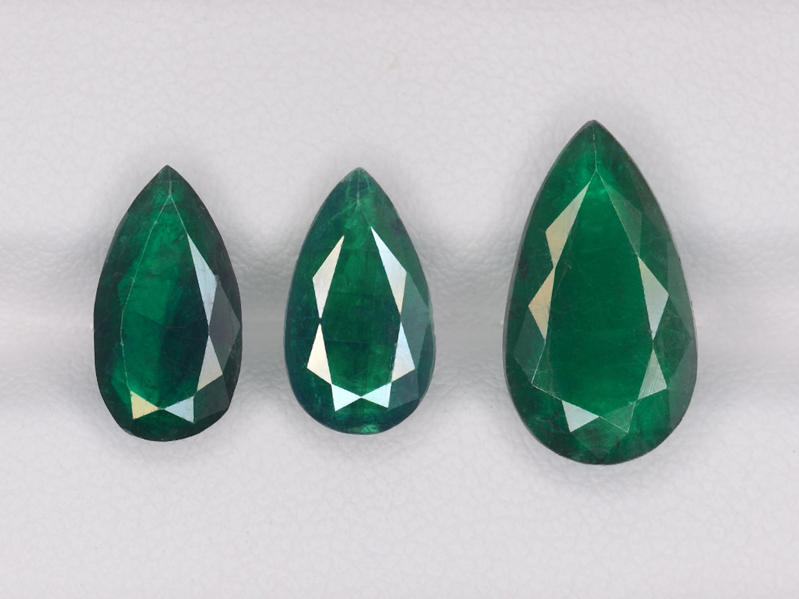 8800395-pear-dark-green-brazil-natural-emerald-7.47-ct