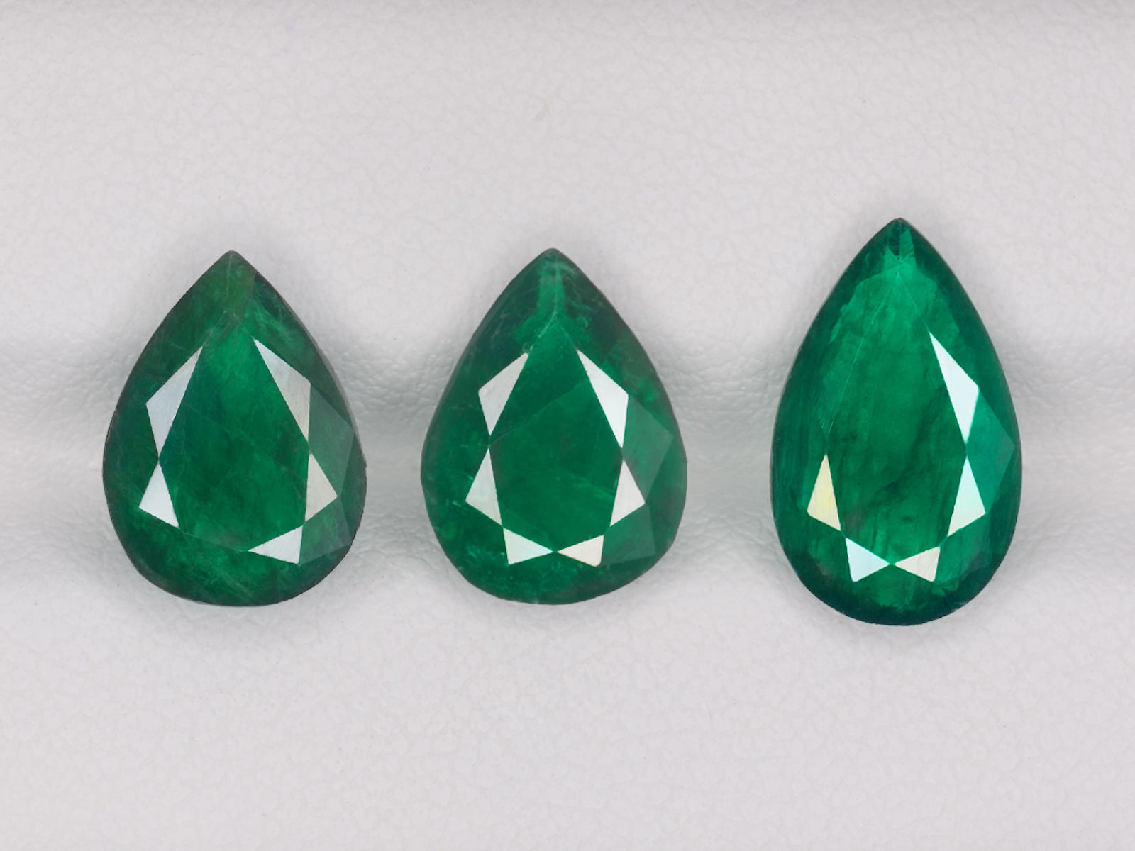 8800399-pear-royal-green-brazil-natural-emerald-6.82-ct