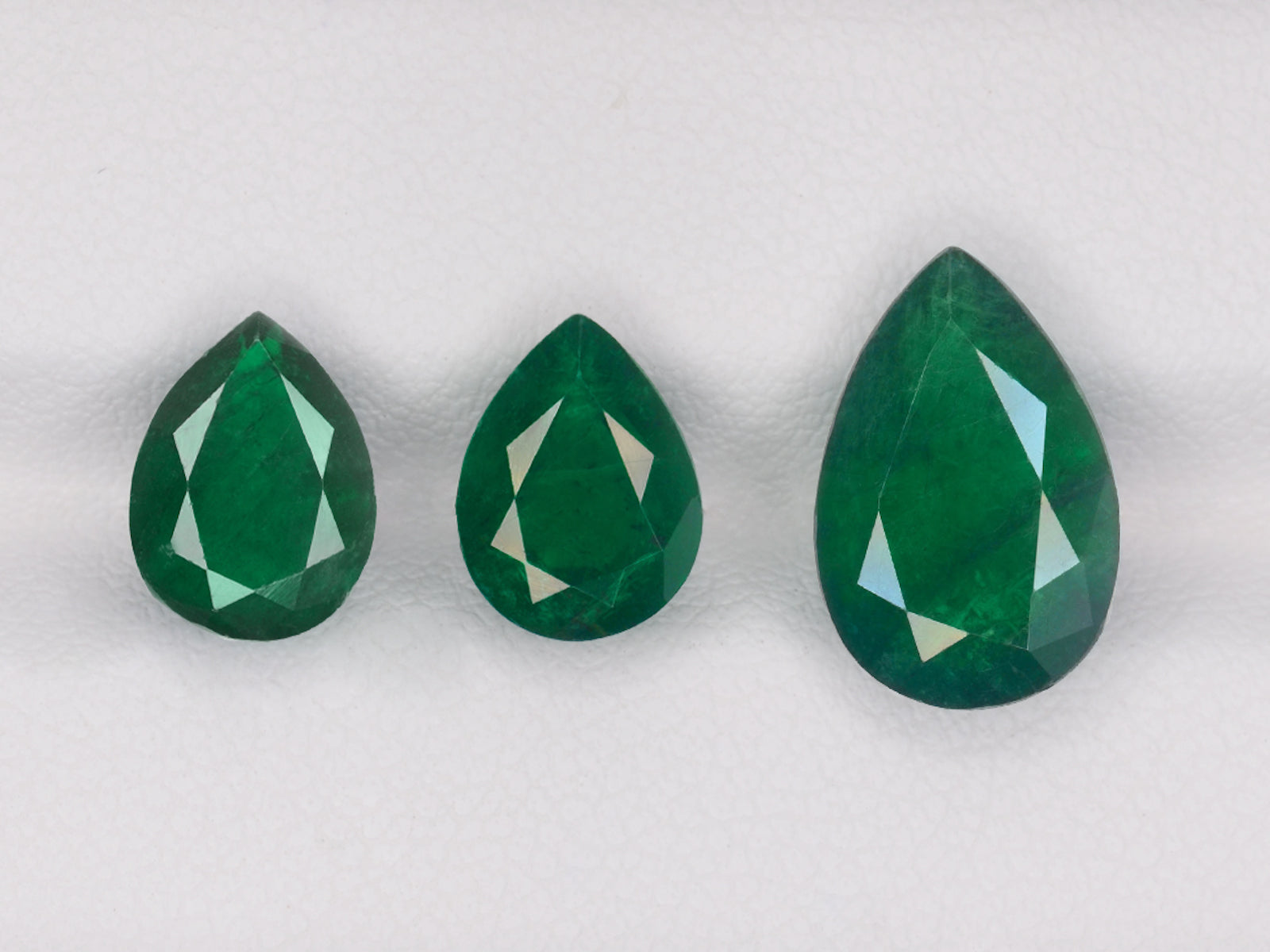 8800403-pear-deep-green-brazil-natural-emerald-6.53-ct