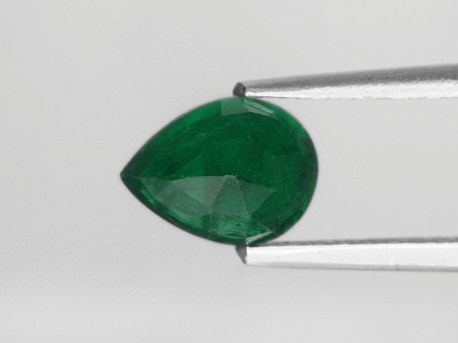 8800401-pear-deep-green-brazil-natural-emerald-1.46-ct