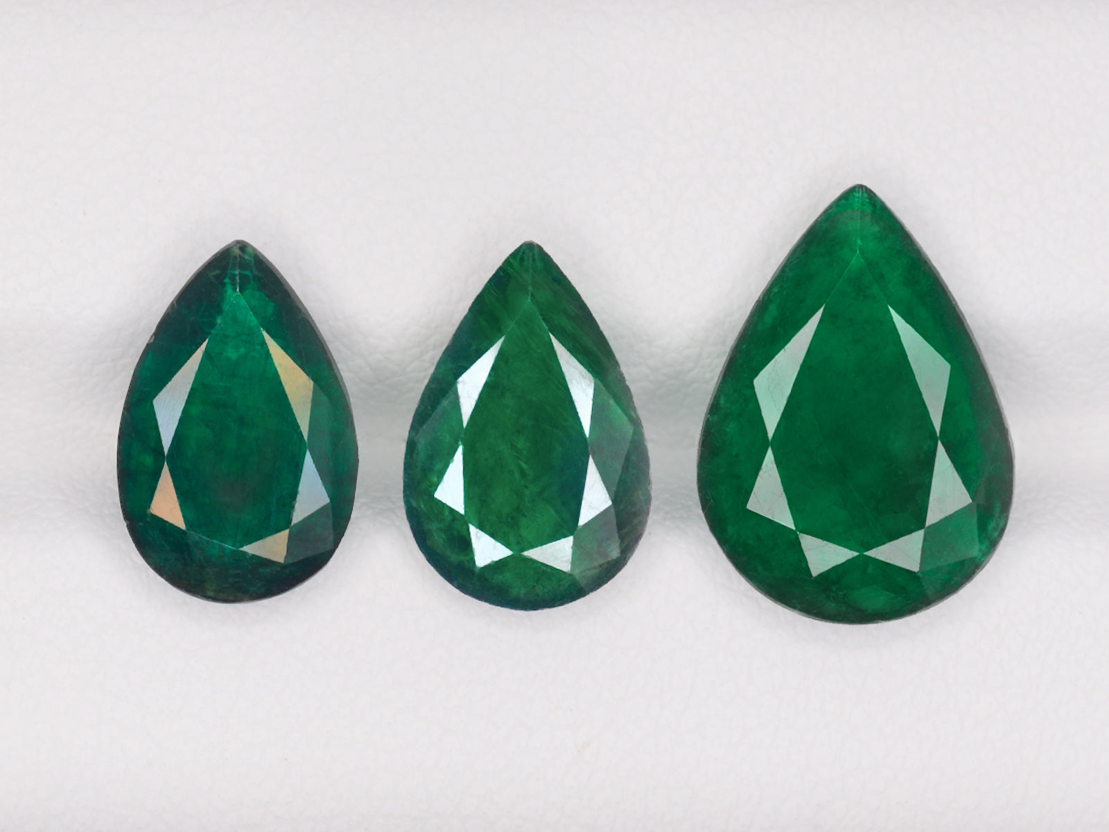 8800407-pear-royal-green-brazil-natural-emerald-9.26-ct