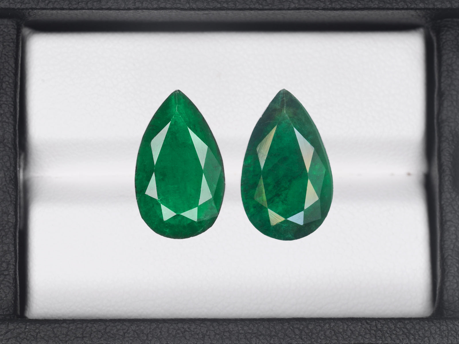 8800416-pear-deep-green-brazil-natural-emerald-4.86-ct