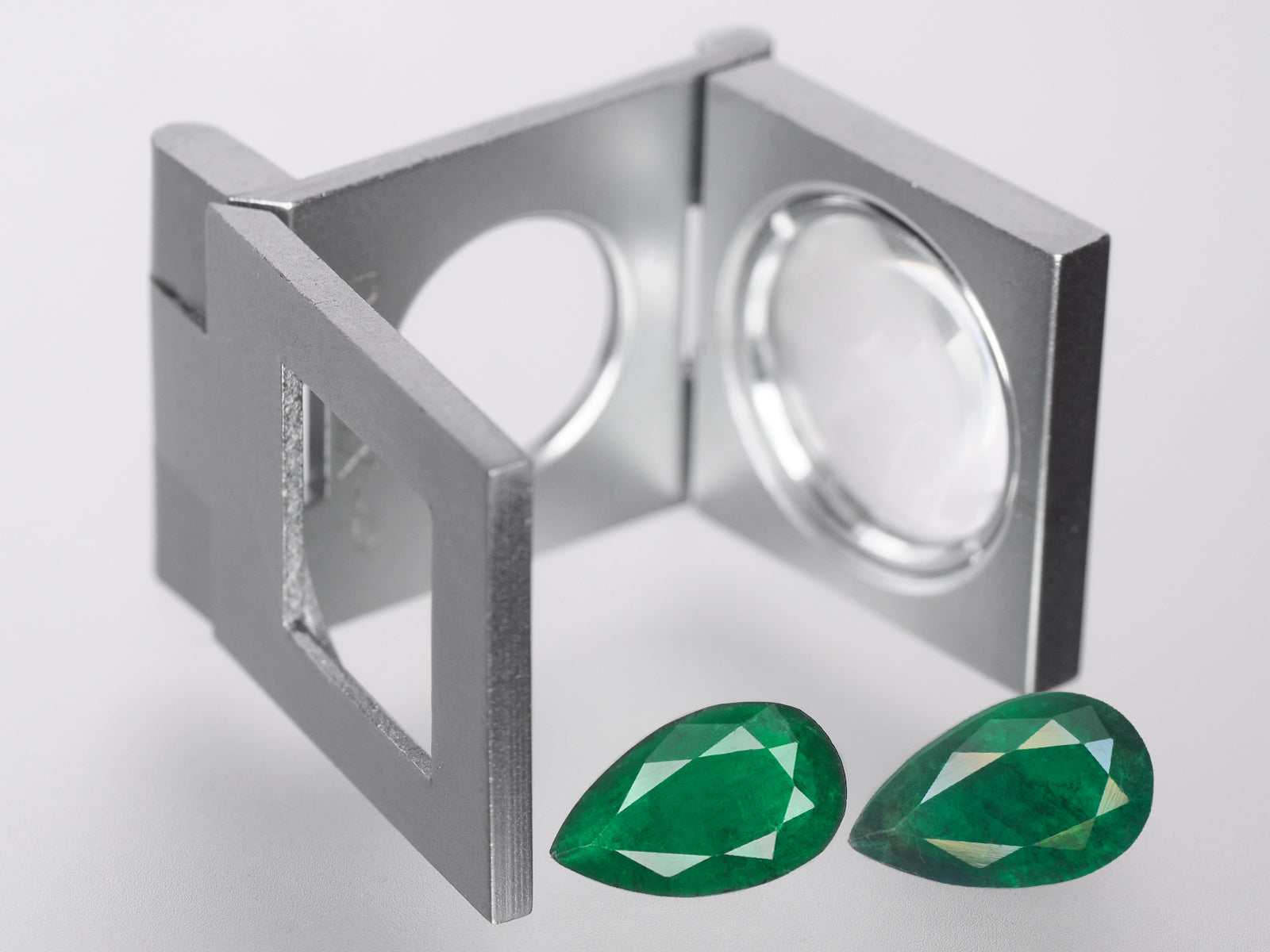 8800416-pear-deep-green-brazil-natural-emerald-4.86-ct