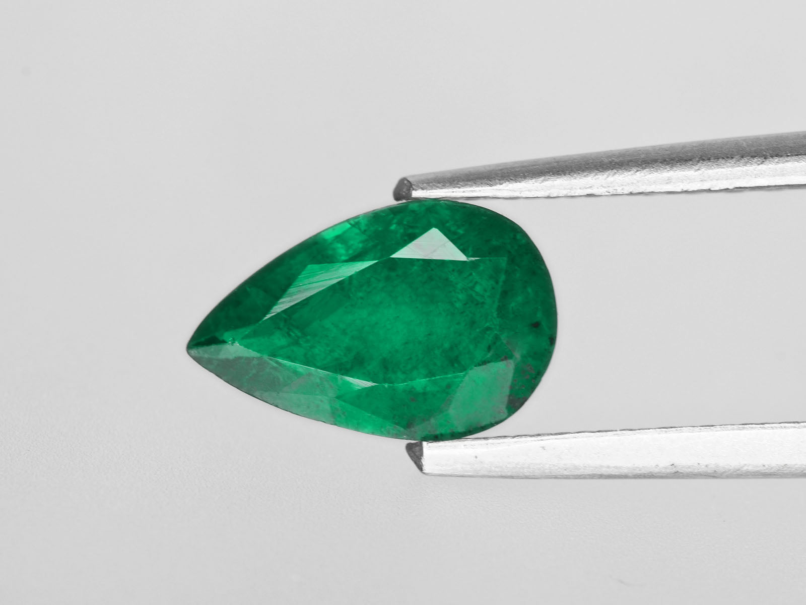 8800417-pear-leaf-green-brazil-natural-emerald-1.32-ct