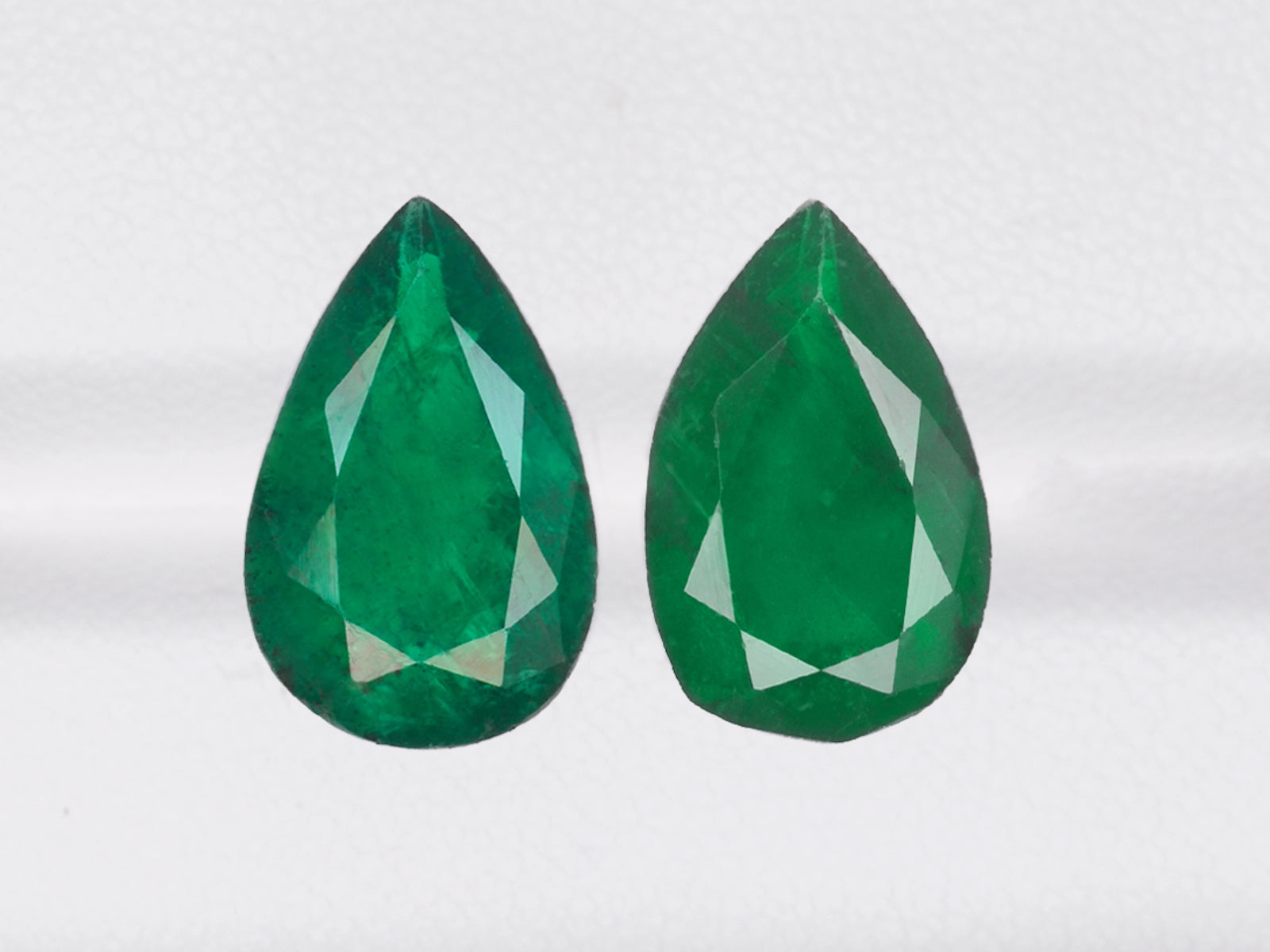 8800419-pear-leaf-green-brazil-natural-emerald-2.88-ct