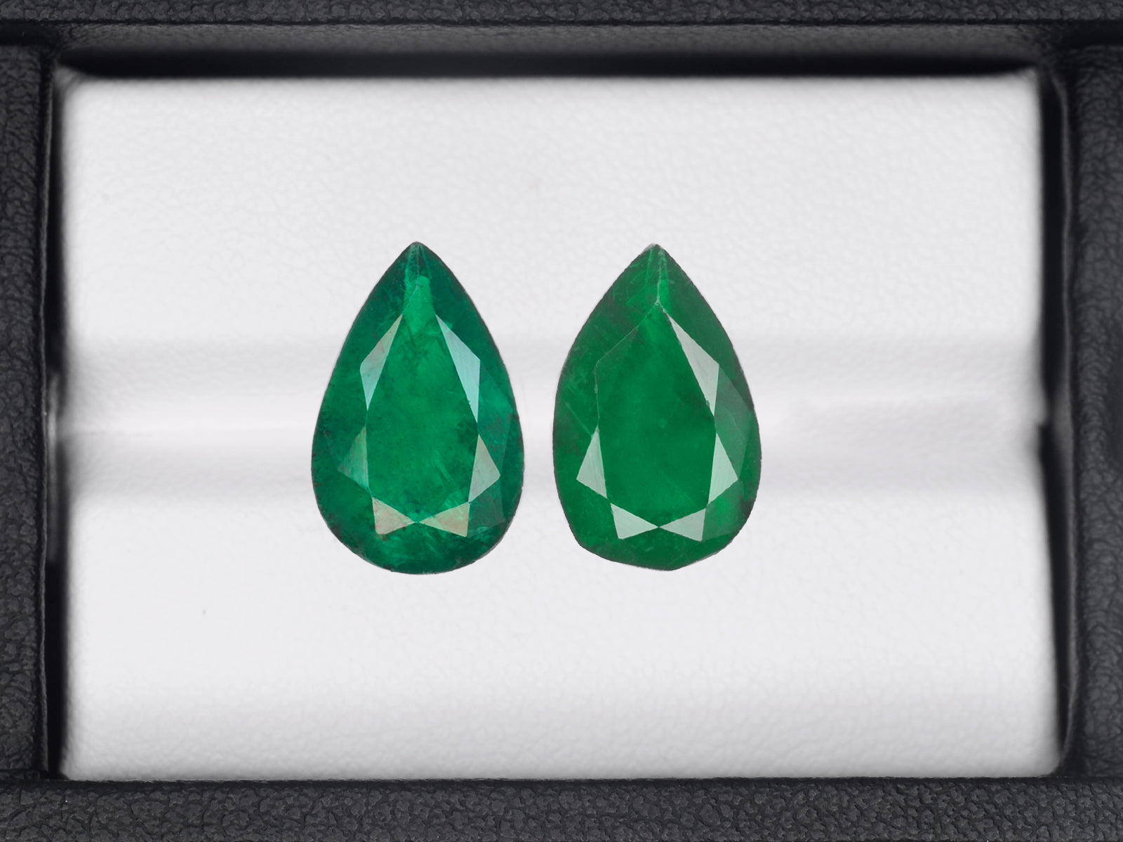 8800419-pear-leaf-green-brazil-natural-emerald-2.88-ct