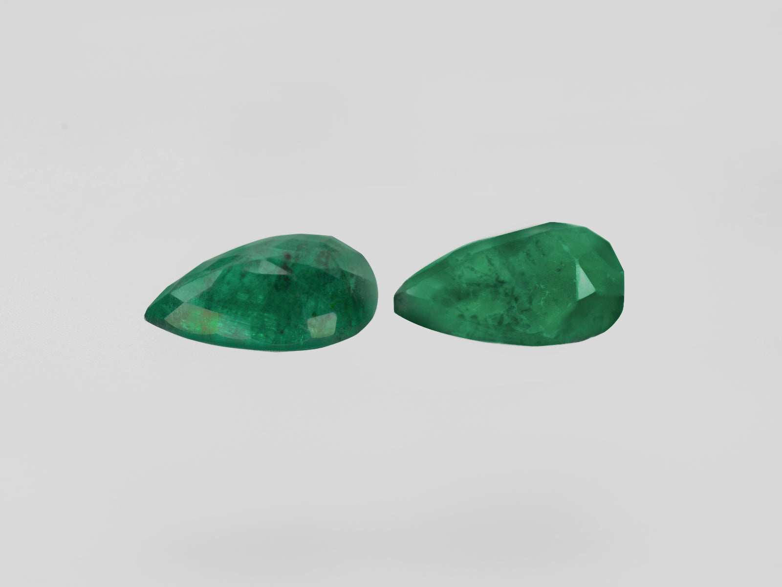 8800419-pear-leaf-green-brazil-natural-emerald-2.88-ct