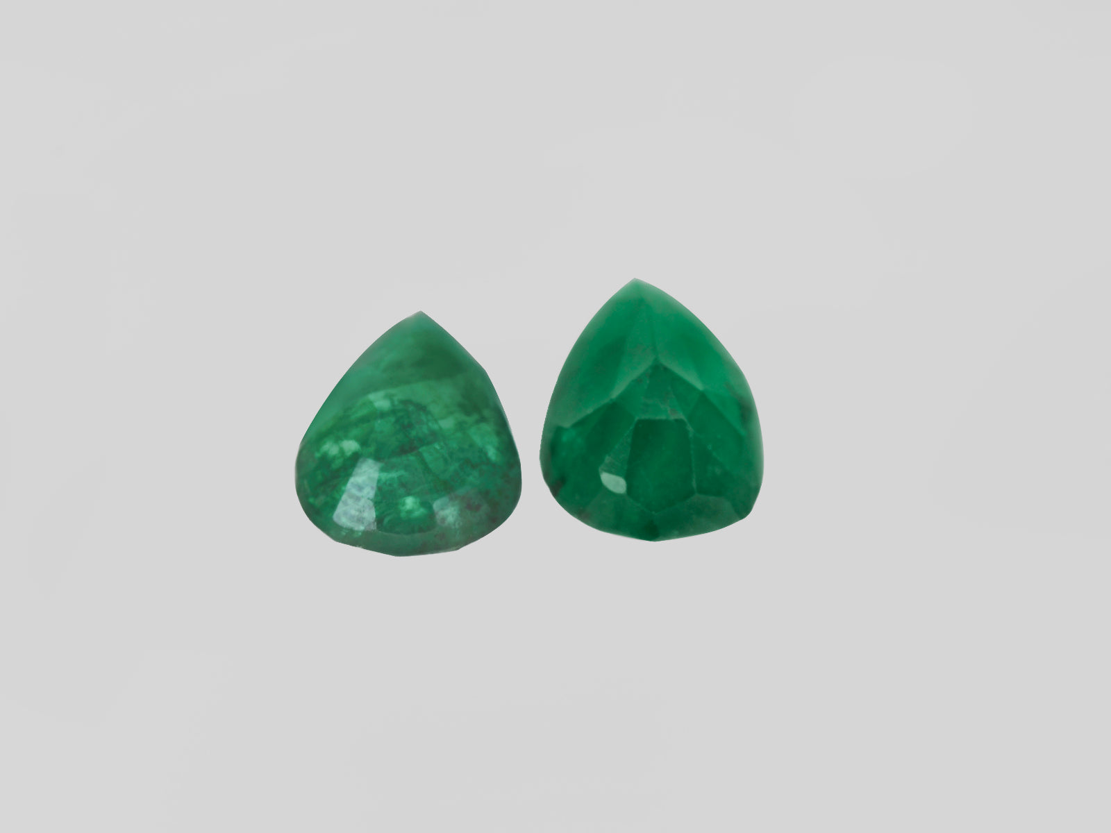 8800419-pear-leaf-green-brazil-natural-emerald-2.88-ct