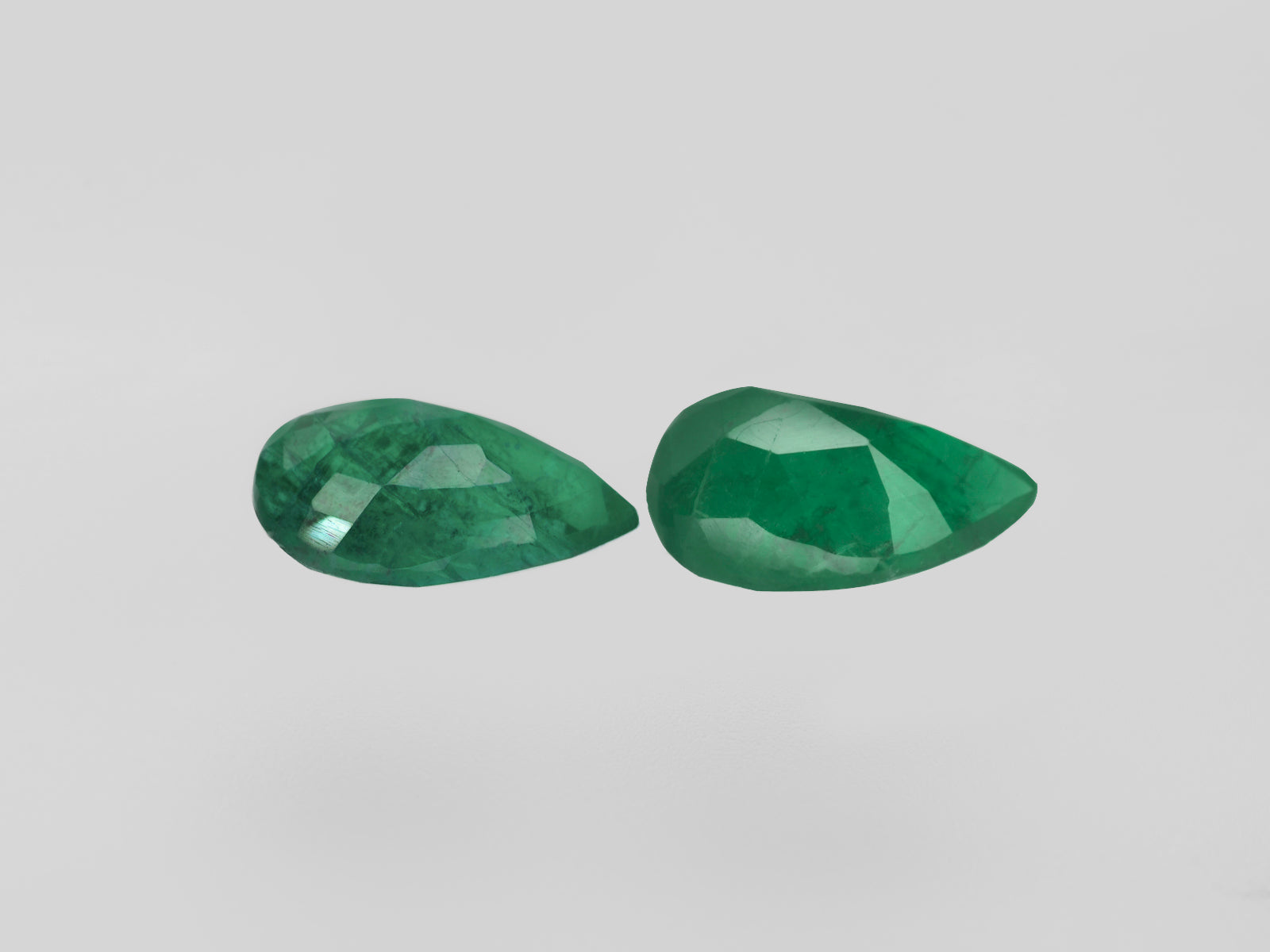 8800419-pear-leaf-green-brazil-natural-emerald-2.88-ct