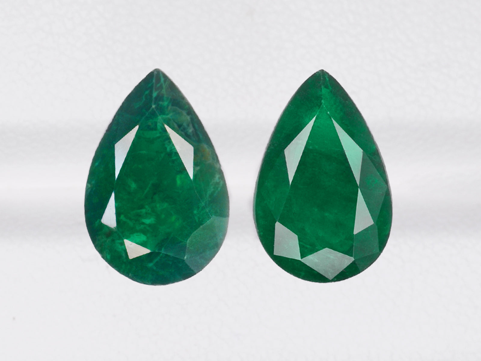 8800422-pear-deep-green-brazil-natural-emerald-4.52-ct