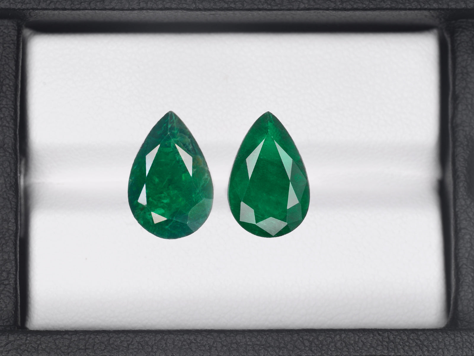 8800422-pear-deep-green-brazil-natural-emerald-4.52-ct