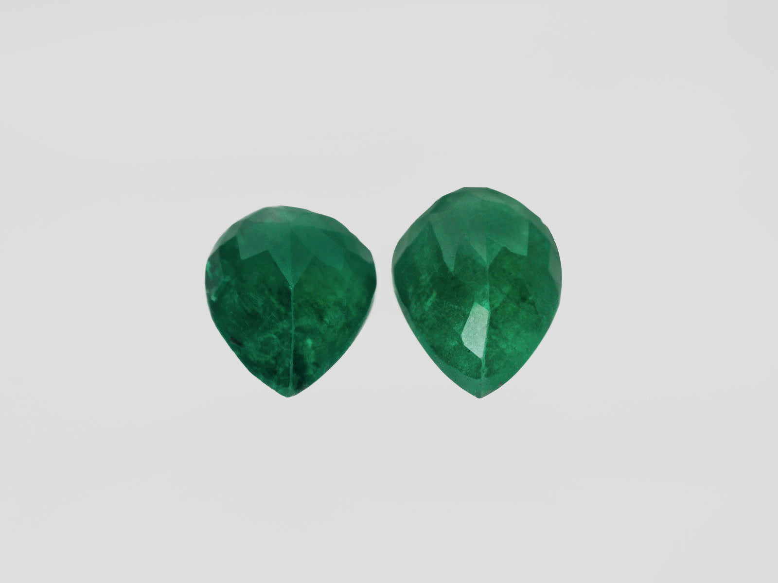 8800422-pear-deep-green-brazil-natural-emerald-4.52-ct