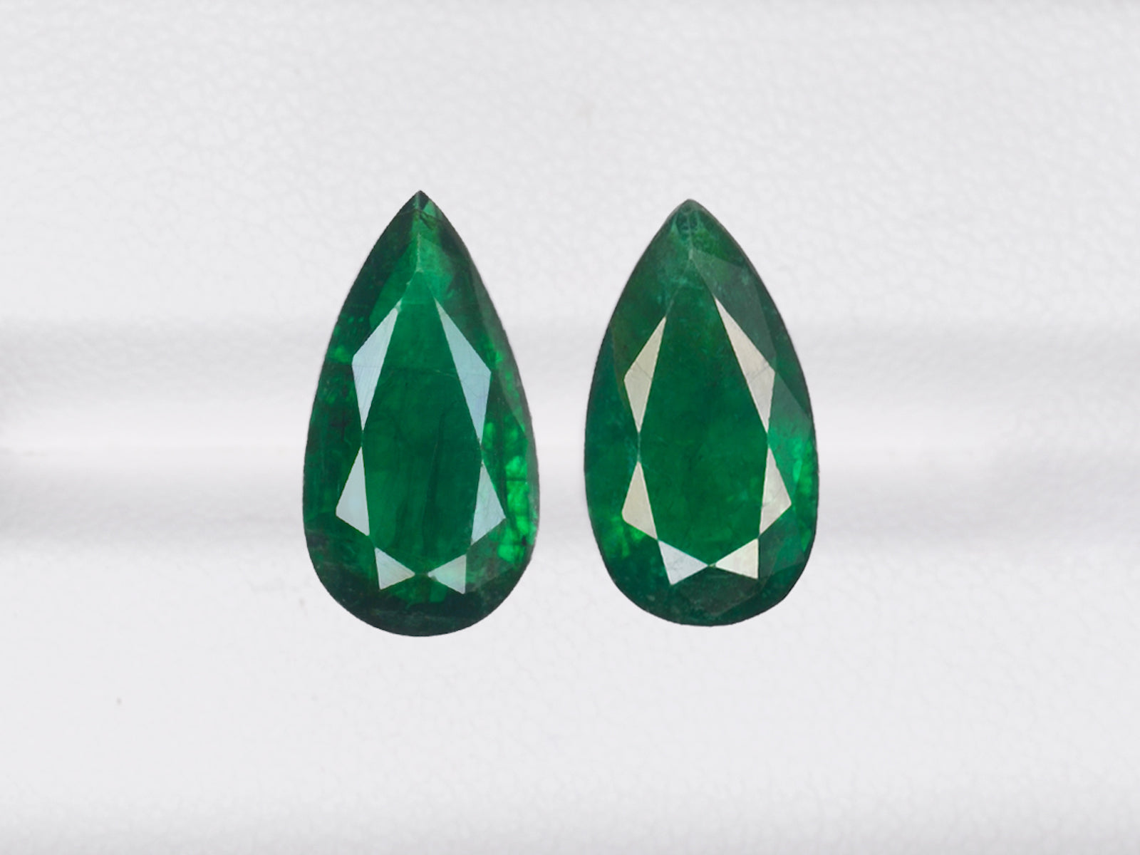 8800425-pear-royal-green-brazil-natural-emerald-3.01-ct