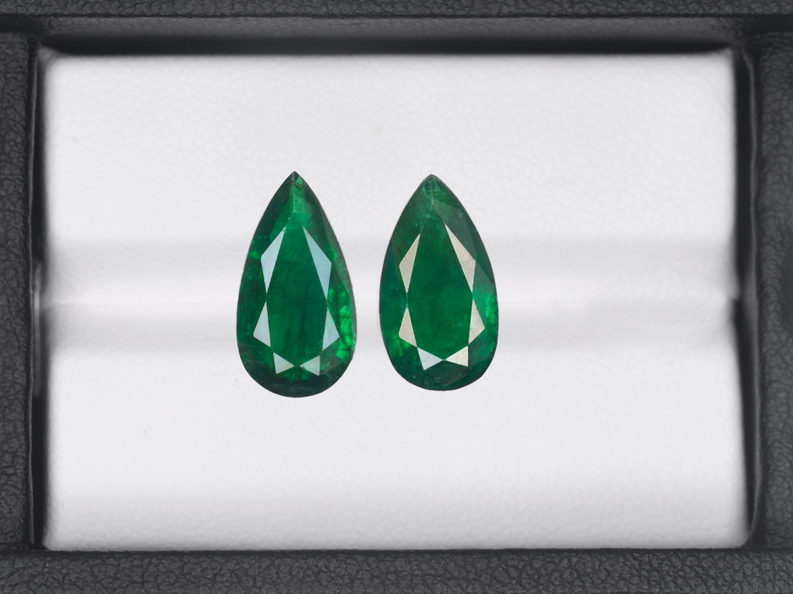 8800425-pear-royal-green-brazil-natural-emerald-3.01-ct
