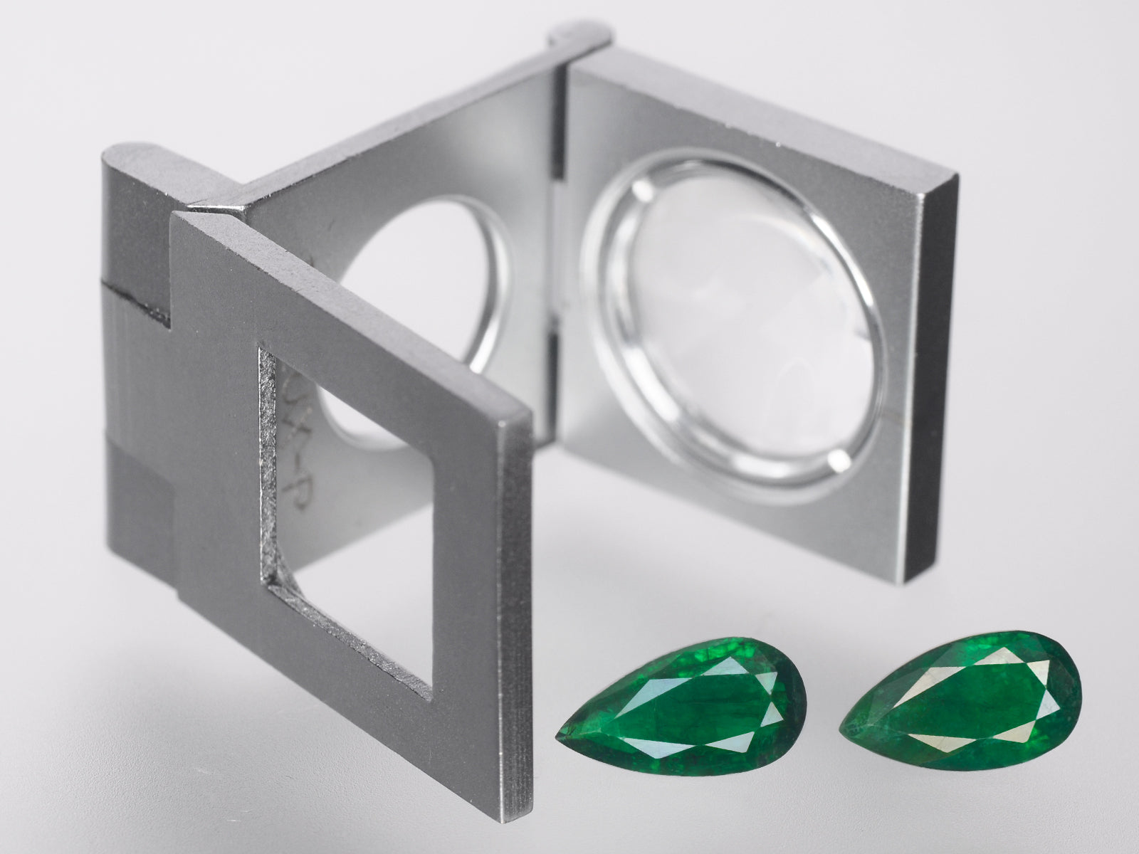 8800425-pear-royal-green-brazil-natural-emerald-3.01-ct