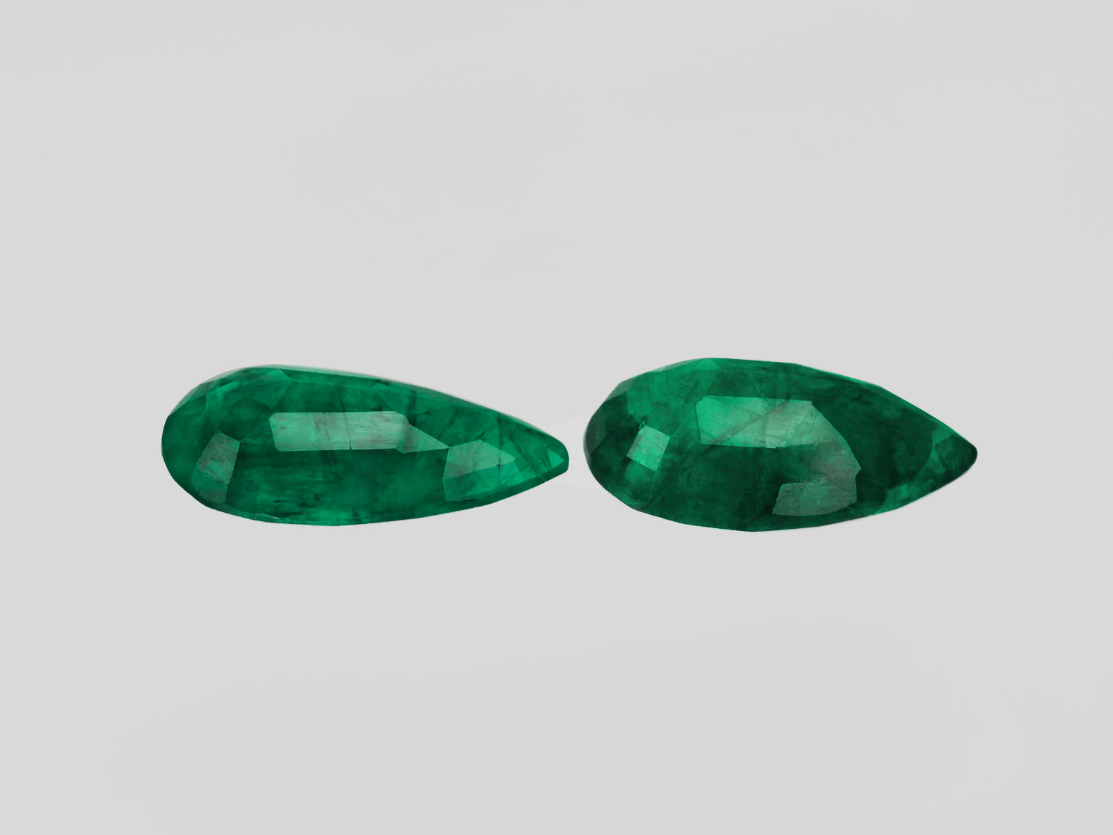 8800425-pear-royal-green-brazil-natural-emerald-3.01-ct