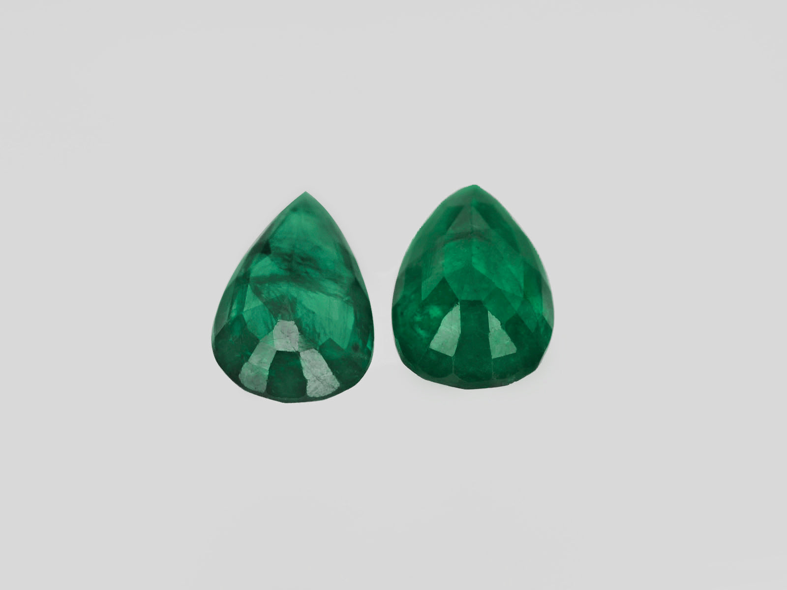 8800425-pear-royal-green-brazil-natural-emerald-3.01-ct