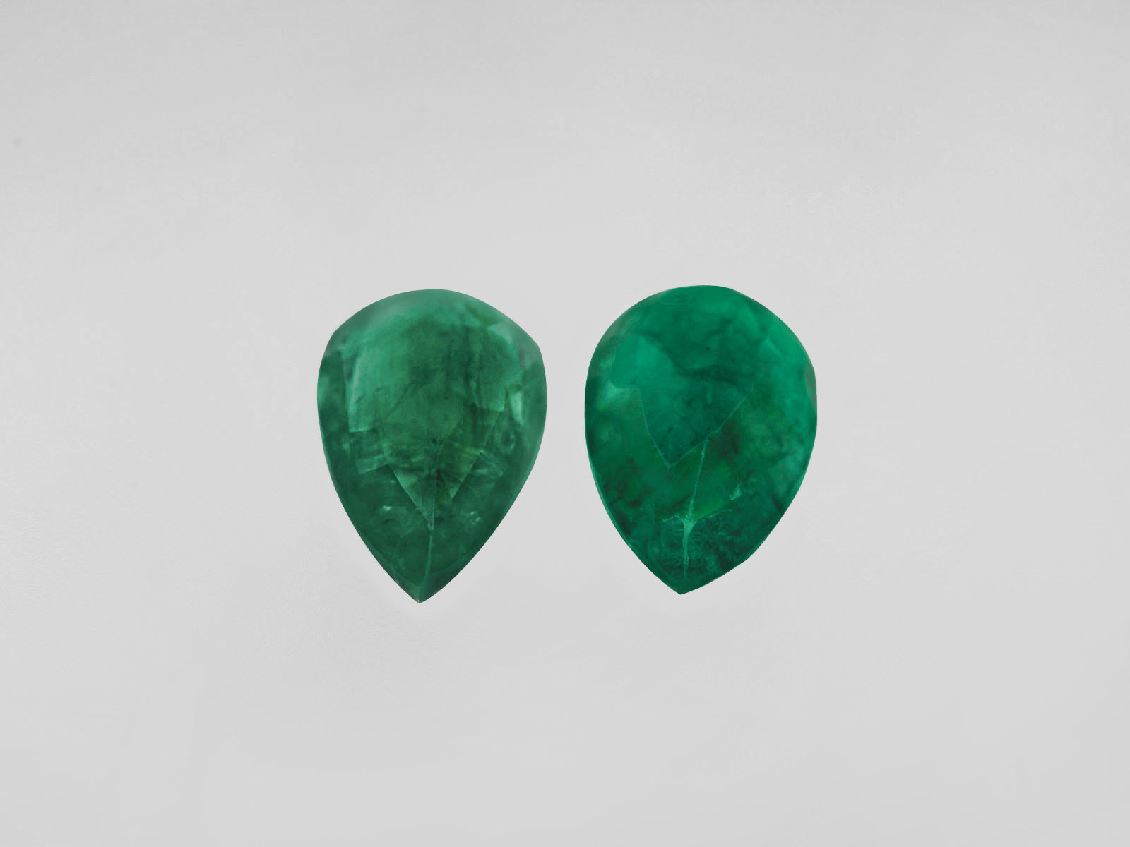 8800425-pear-royal-green-brazil-natural-emerald-3.01-ct