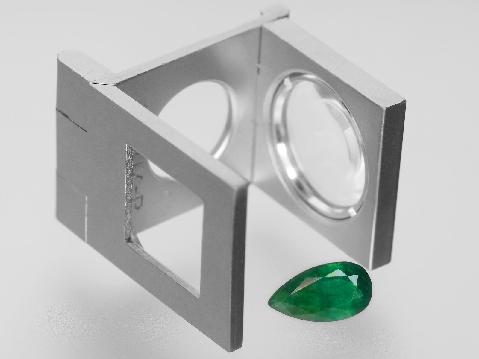 8800424-pear-royal-green-brazil-natural-emerald-1.69-ct