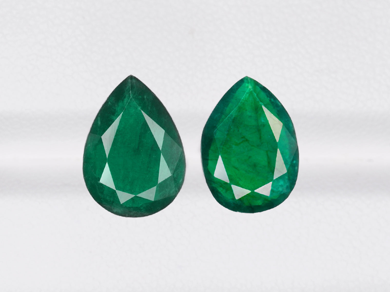 8800428-pear-deep-green-brazil-natural-emerald-5.26-ct