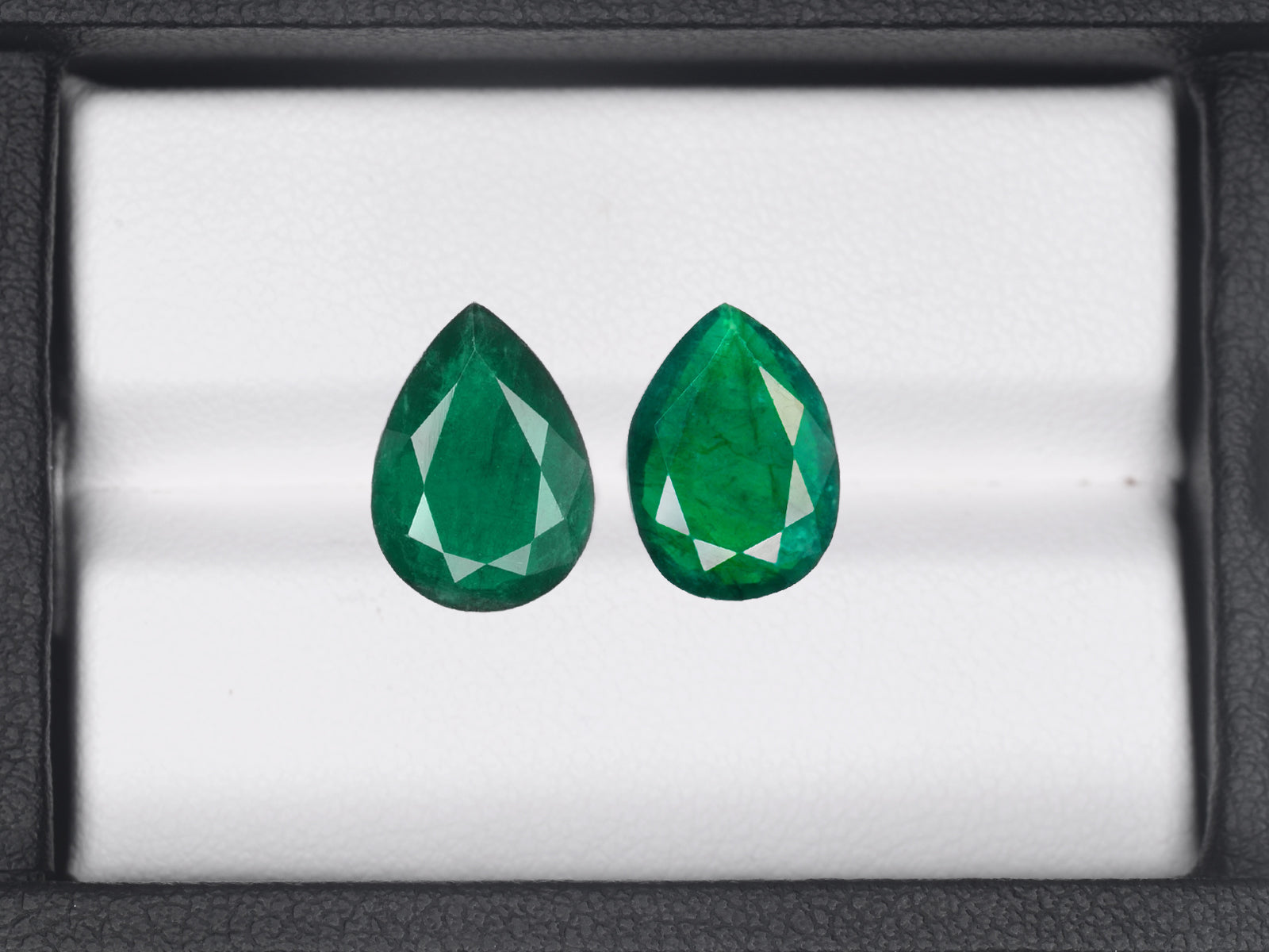 8800428-pear-deep-green-brazil-natural-emerald-5.26-ct