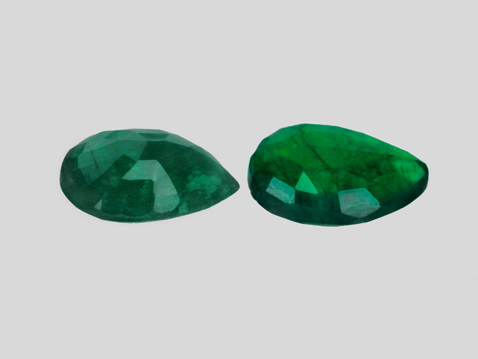 8800428-pear-deep-green-brazil-natural-emerald-5.26-ct