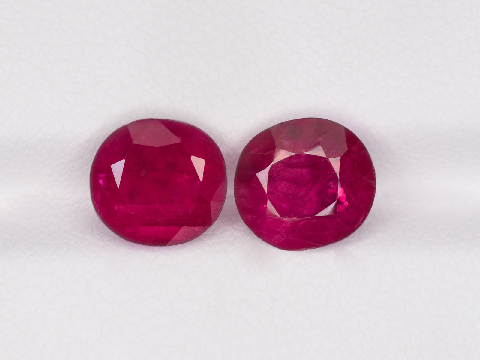 8800431-oval-deep-pinkish-red-igi-burma-natural-ruby-5.83-ct
