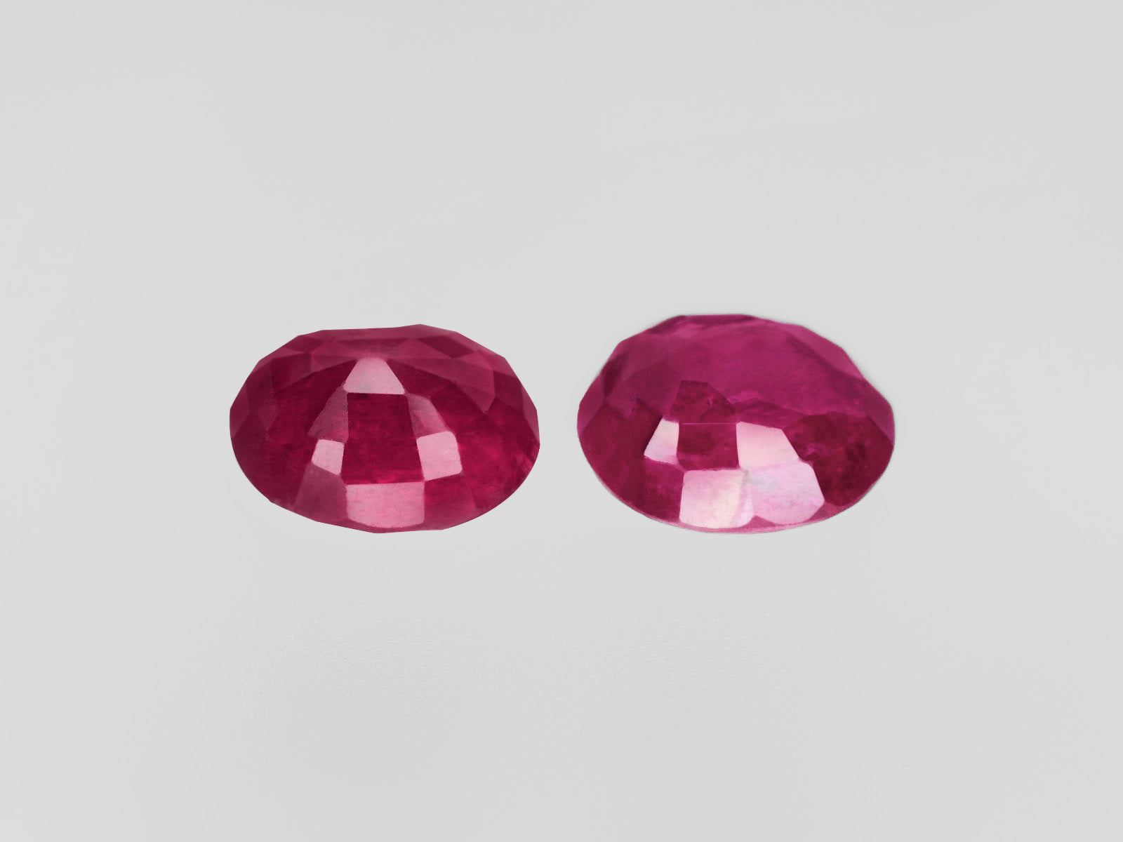 8800431-oval-deep-pinkish-red-igi-burma-natural-ruby-5.83-ct