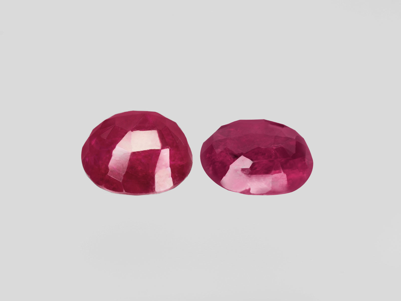 8800431-oval-deep-pinkish-red-igi-burma-natural-ruby-5.83-ct