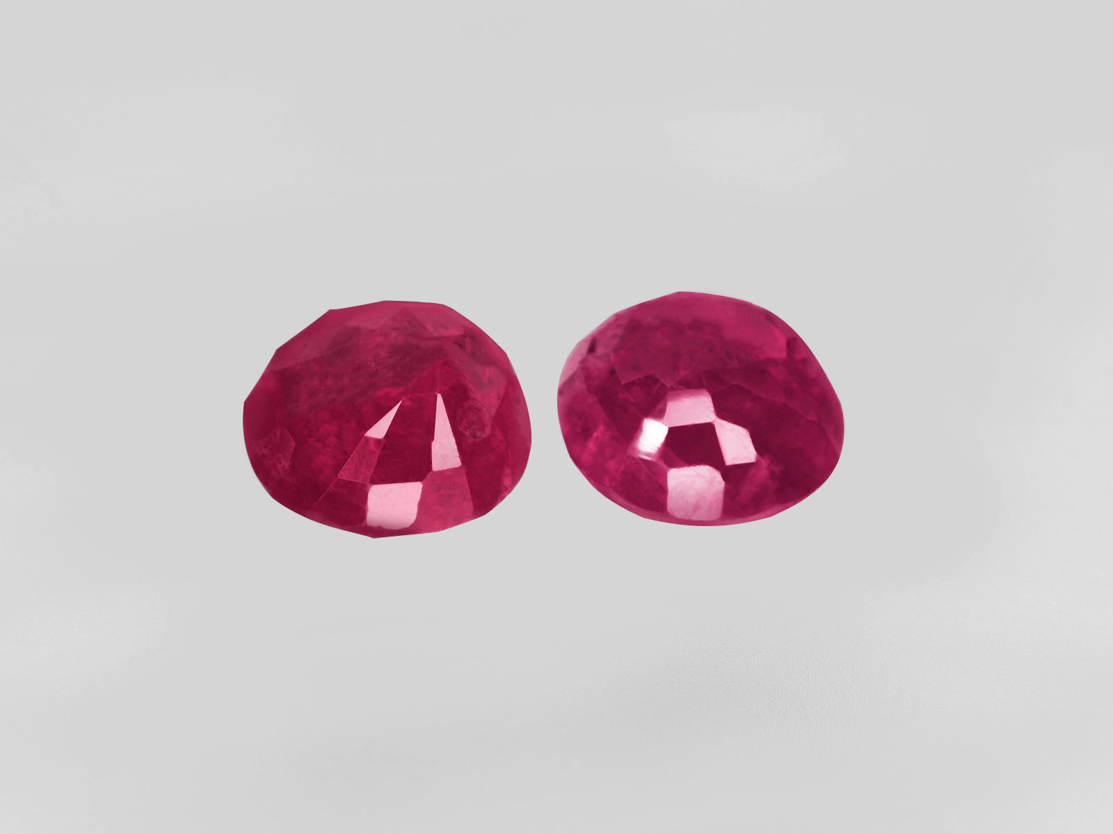 8800431-oval-deep-pinkish-red-igi-burma-natural-ruby-5.83-ct