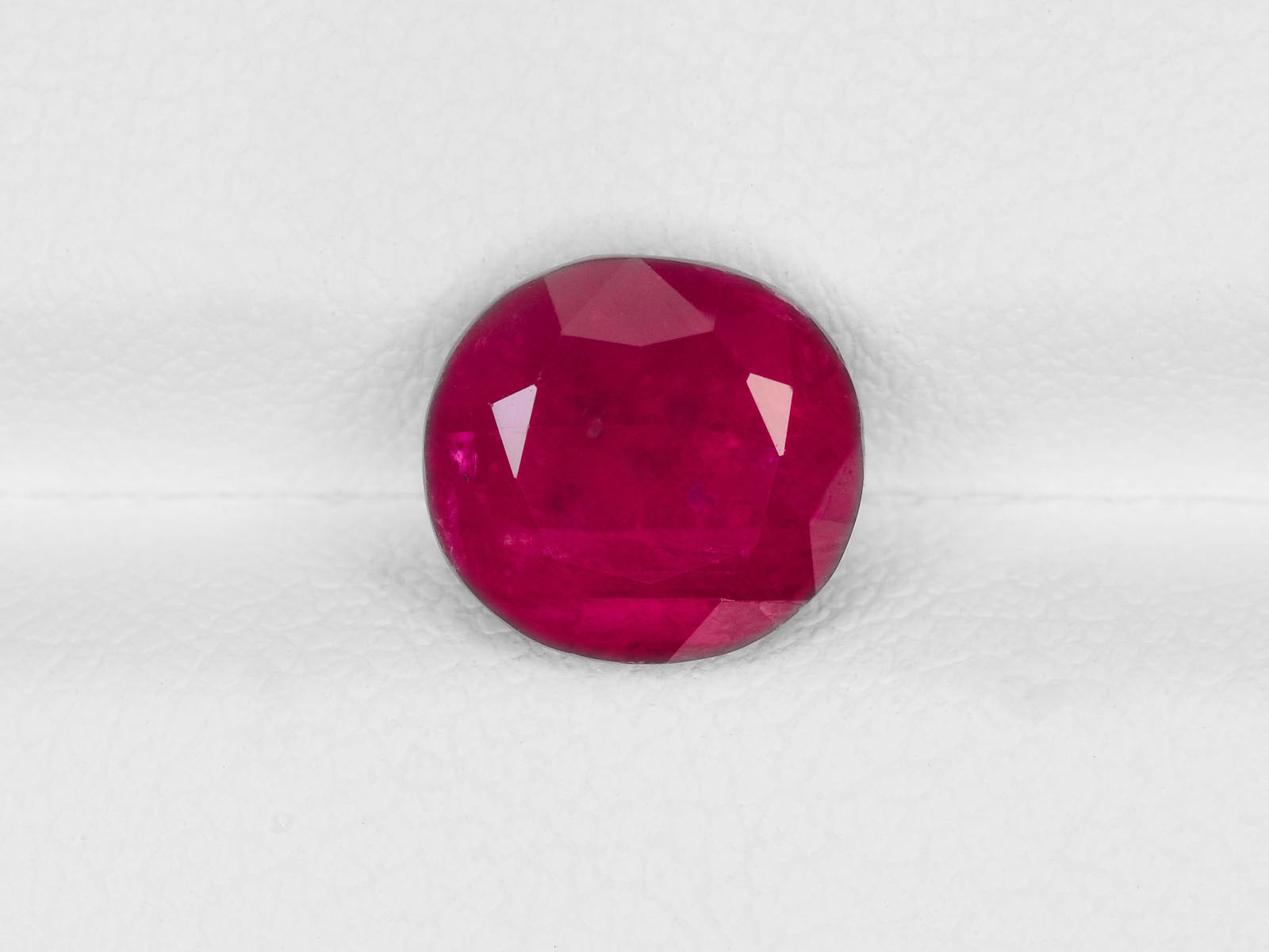 8800429-oval-deep-pinkish-red-igi-burma-natural-ruby-3.08-ct