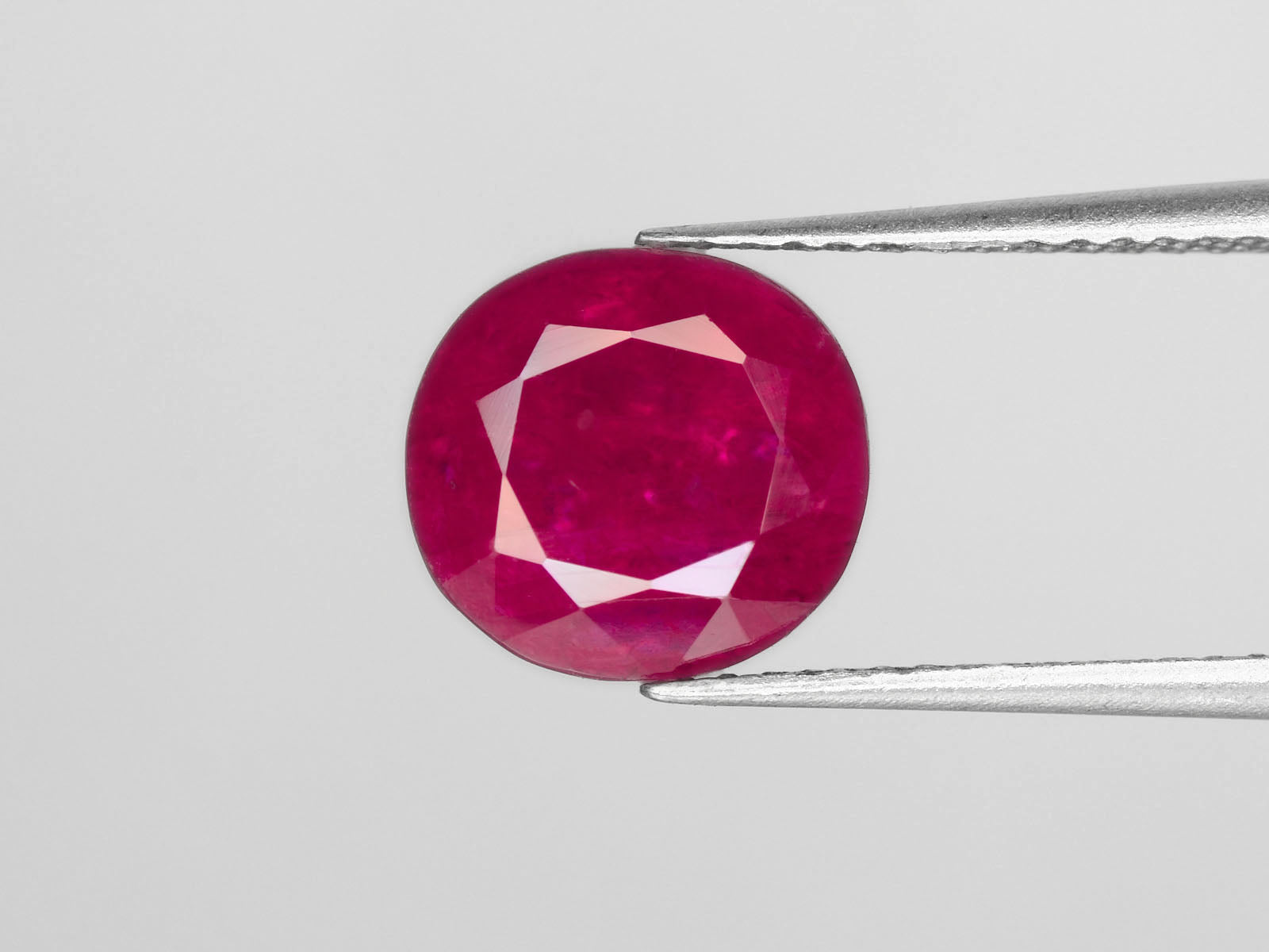 8800429-oval-deep-pinkish-red-igi-burma-natural-ruby-3.08-ct