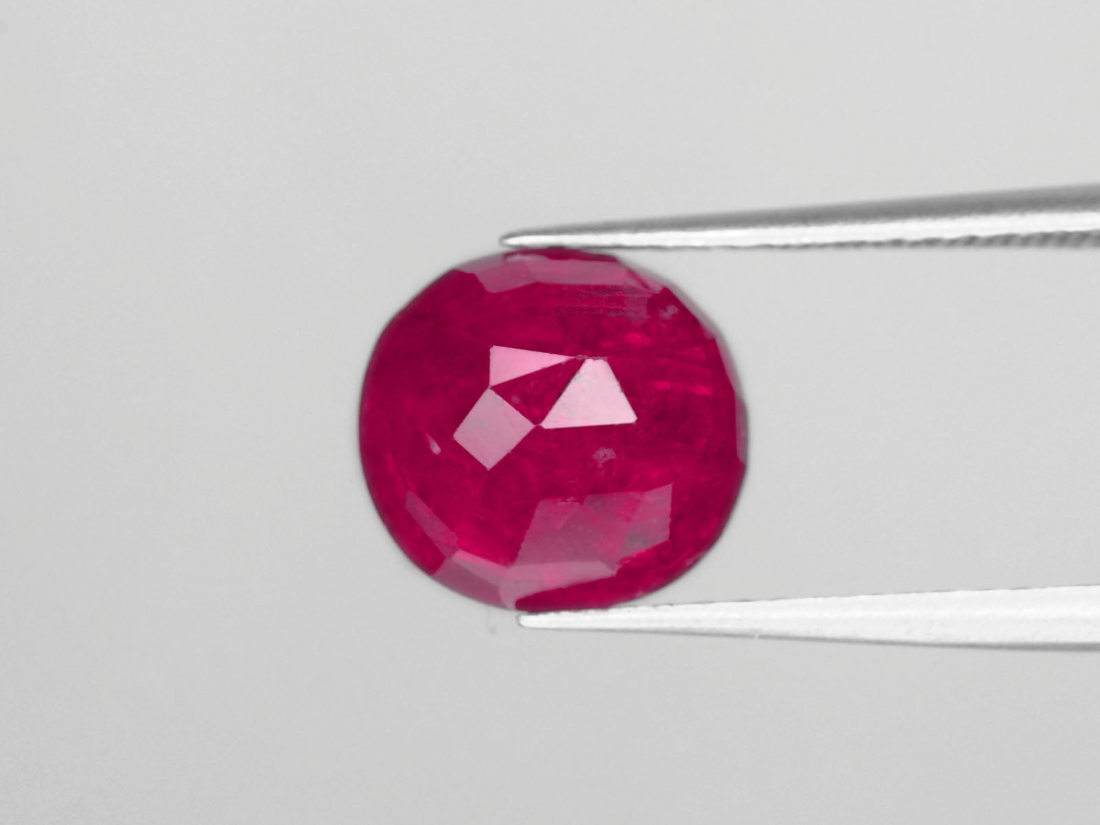 8800429-oval-deep-pinkish-red-igi-burma-natural-ruby-3.08-ct
