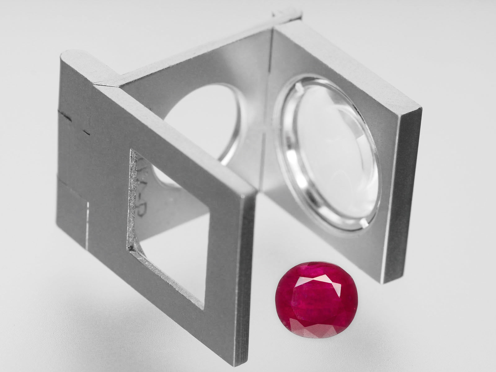 8800429-oval-deep-pinkish-red-igi-burma-natural-ruby-3.08-ct