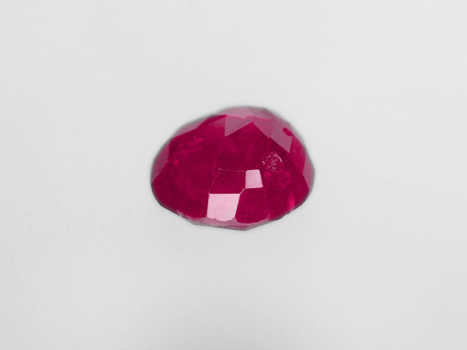 8800429-oval-deep-pinkish-red-igi-burma-natural-ruby-3.08-ct