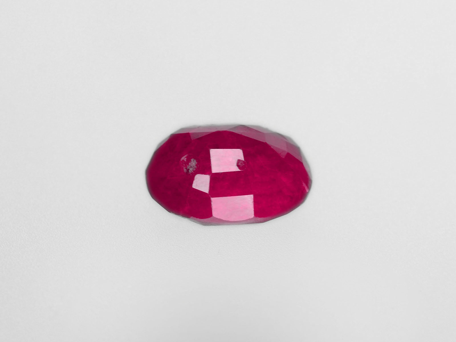 8800429-oval-deep-pinkish-red-igi-burma-natural-ruby-3.08-ct