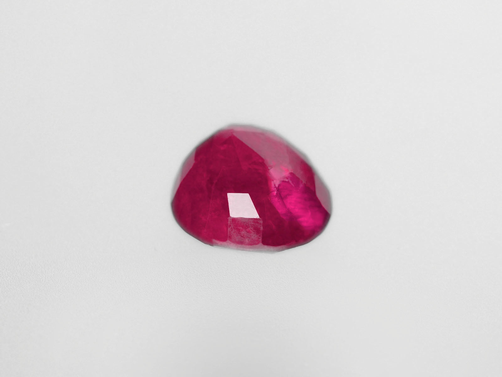 8800429-oval-deep-pinkish-red-igi-burma-natural-ruby-3.08-ct