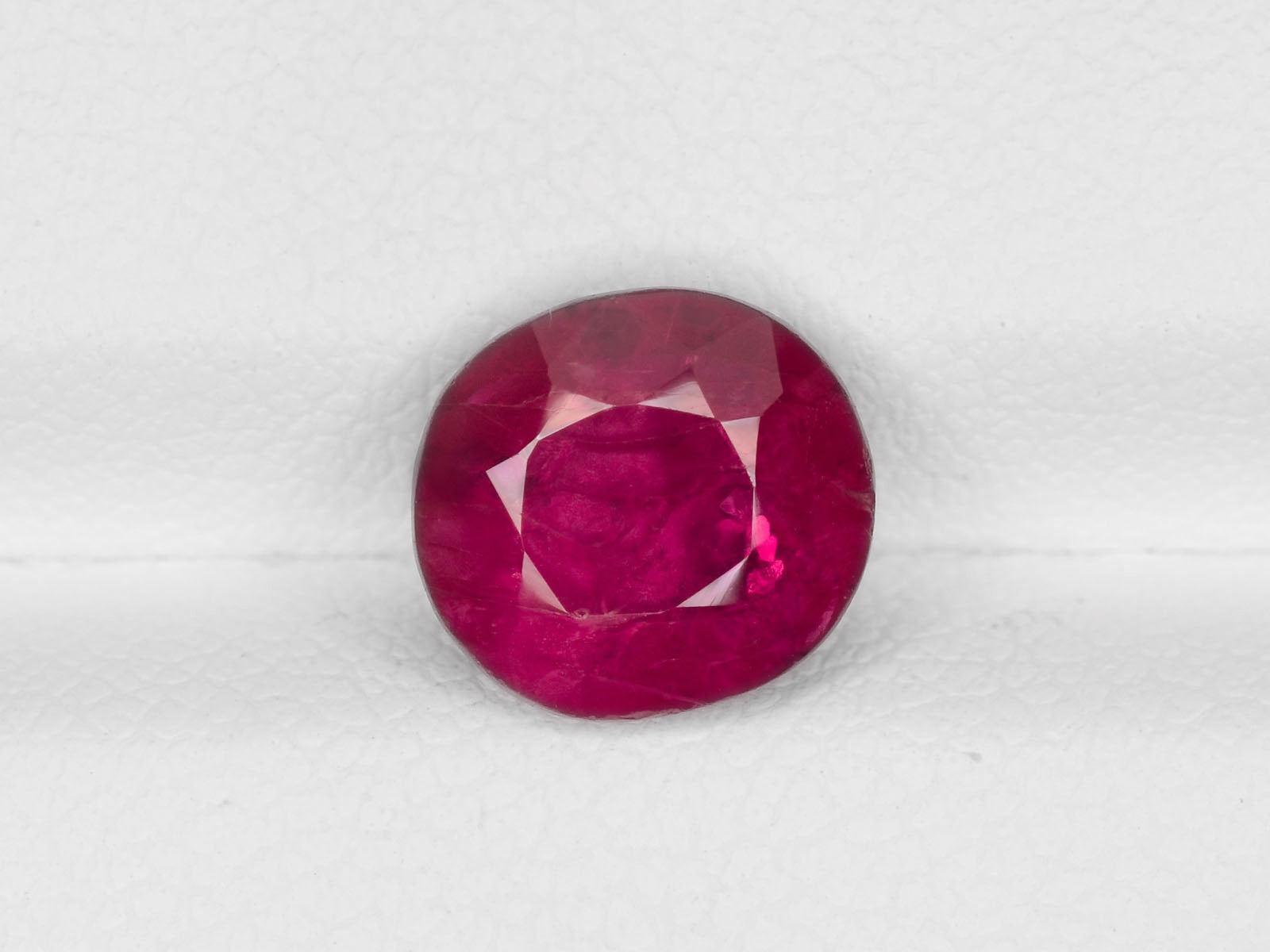 8800430-oval-deep-pinkish-red-igi-burma-natural-ruby-2.75-ct