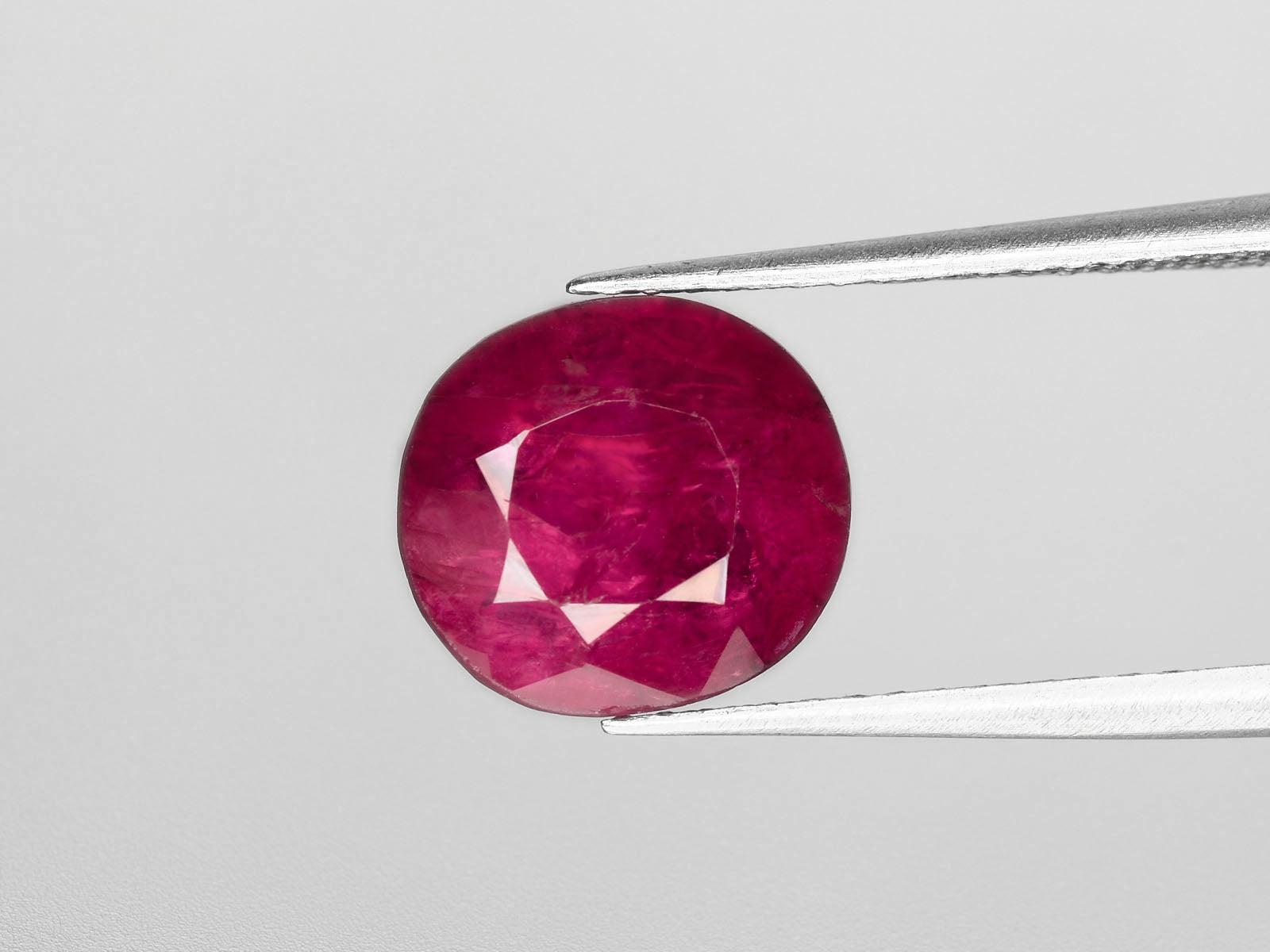 8800430-oval-deep-pinkish-red-igi-burma-natural-ruby-2.75-ct