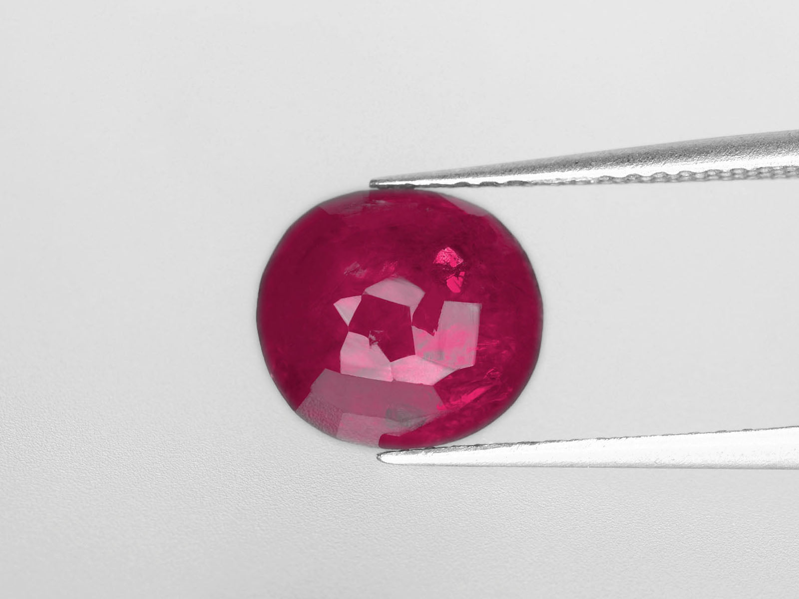 8800430-oval-deep-pinkish-red-igi-burma-natural-ruby-2.75-ct