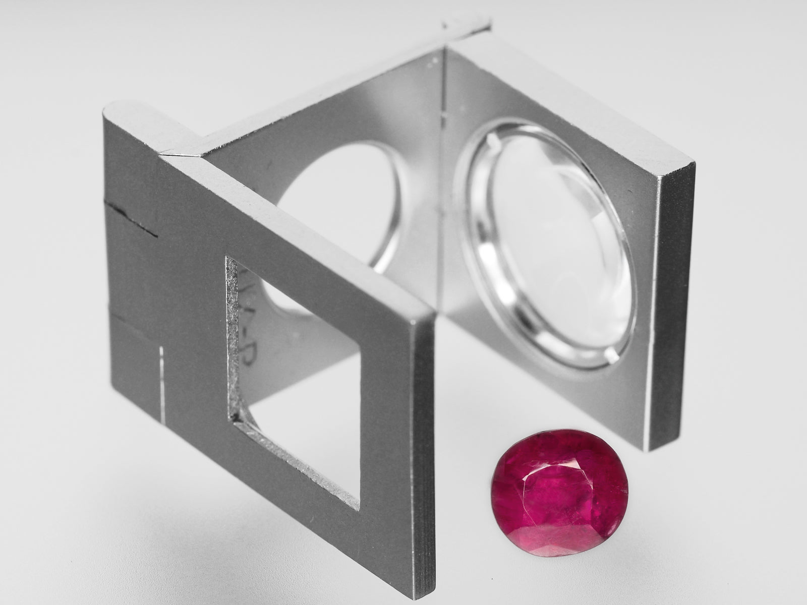 8800430-oval-deep-pinkish-red-igi-burma-natural-ruby-2.75-ct