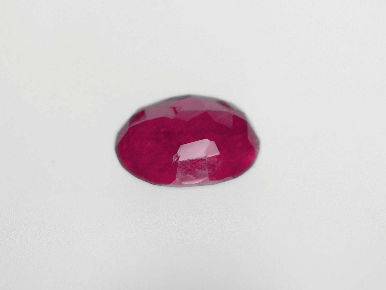 8800430-oval-deep-pinkish-red-igi-burma-natural-ruby-2.75-ct