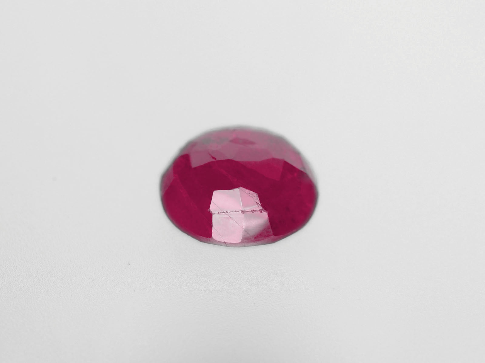 8800430-oval-deep-pinkish-red-igi-burma-natural-ruby-2.75-ct