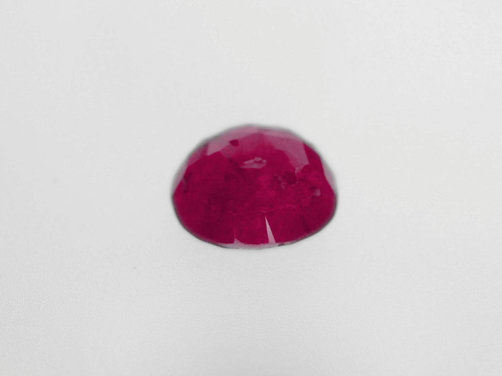 8800430-oval-deep-pinkish-red-igi-burma-natural-ruby-2.75-ct