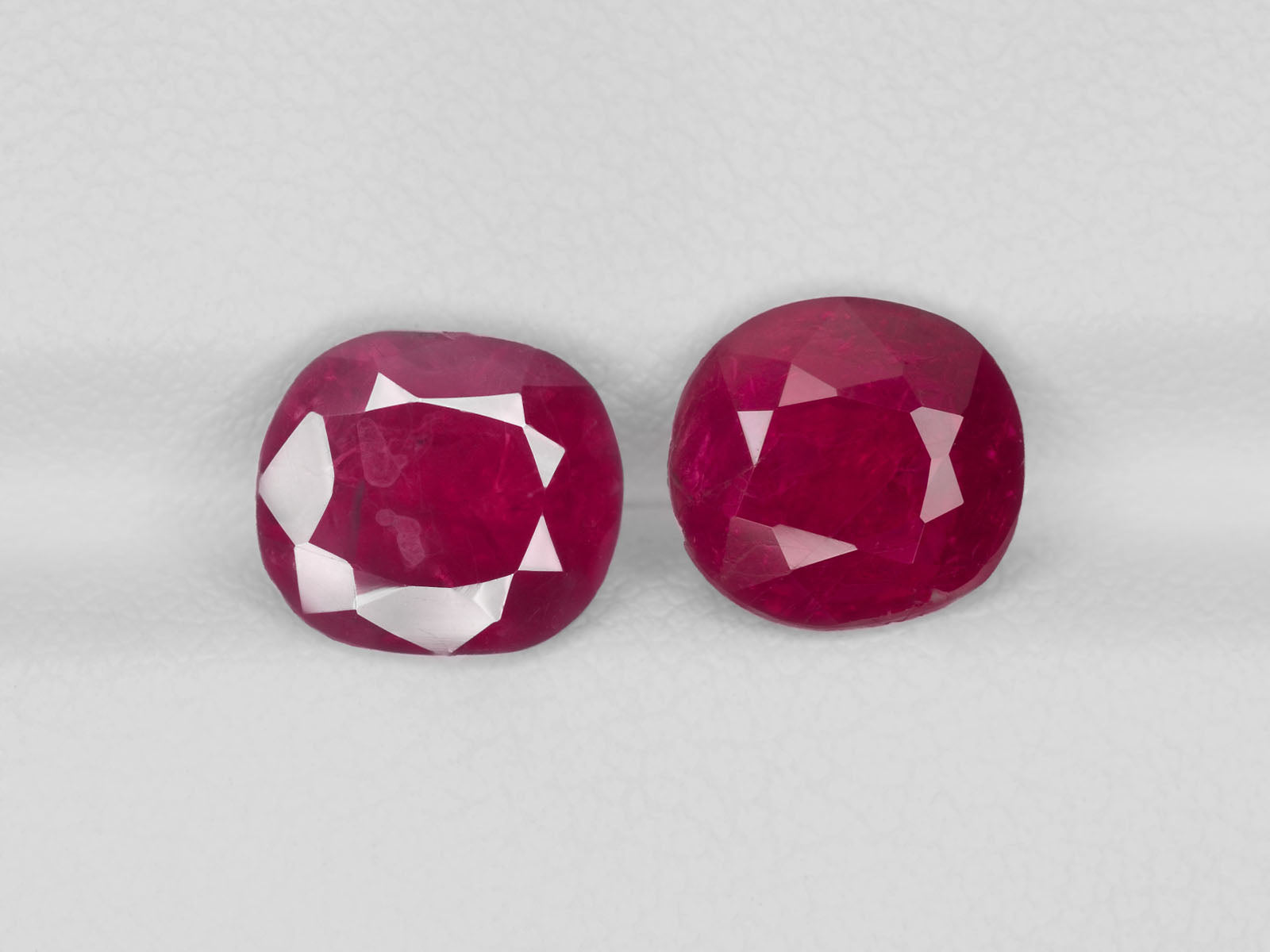 8800434-cushion-oval-deep-pinkish-red-igi-burma-natural-ruby-4.56-ct