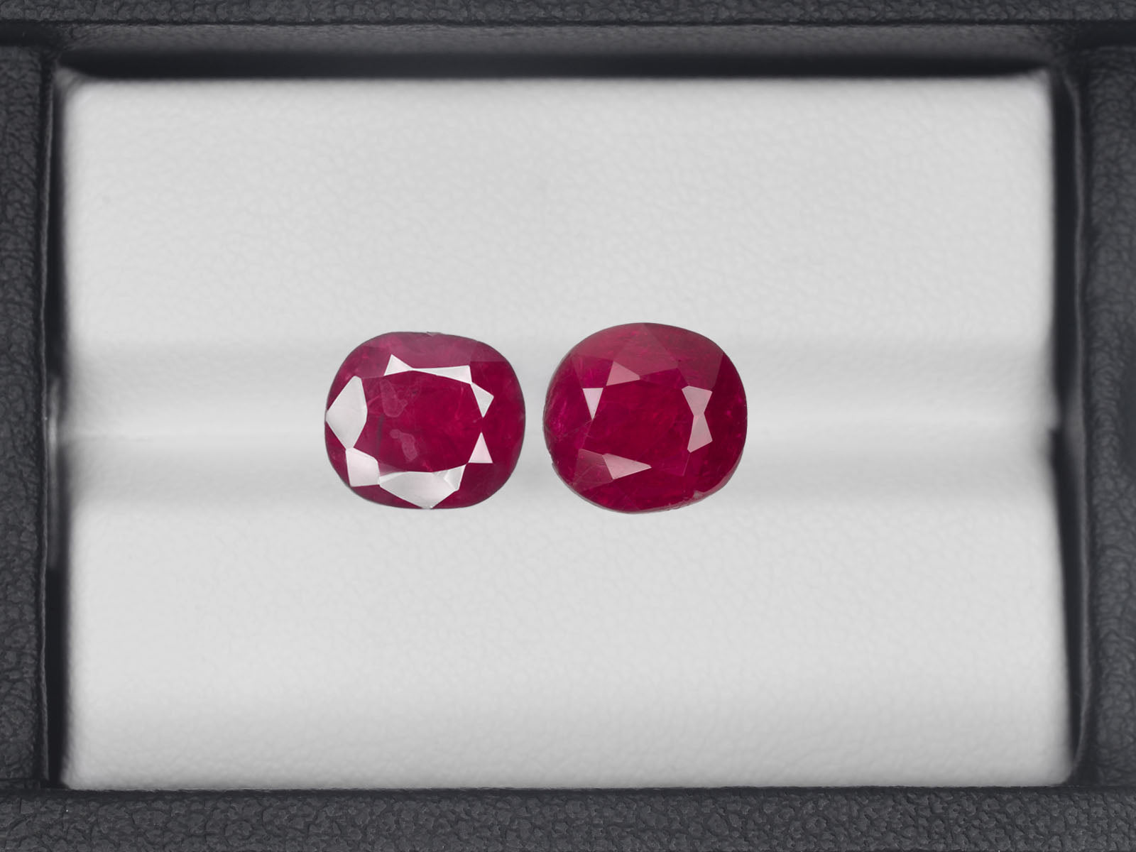 8800434-cushion-oval-deep-pinkish-red-igi-burma-natural-ruby-4.56-ct