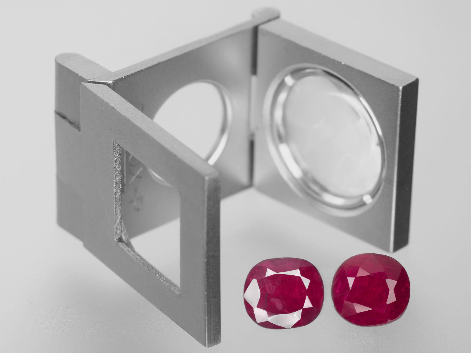 8800434-cushion-oval-deep-pinkish-red-igi-burma-natural-ruby-4.56-ct