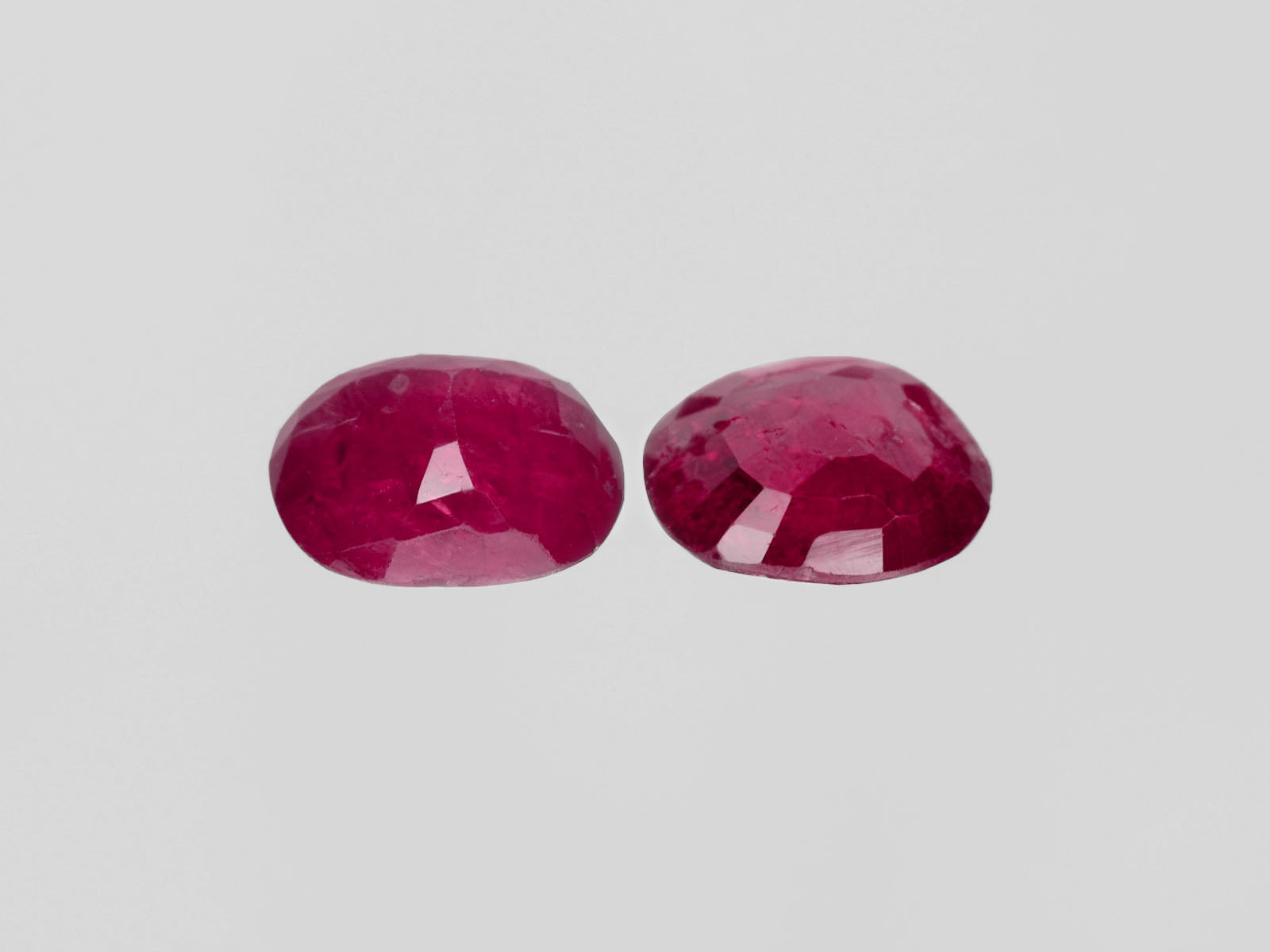 8800434-cushion-oval-deep-pinkish-red-igi-burma-natural-ruby-4.56-ct