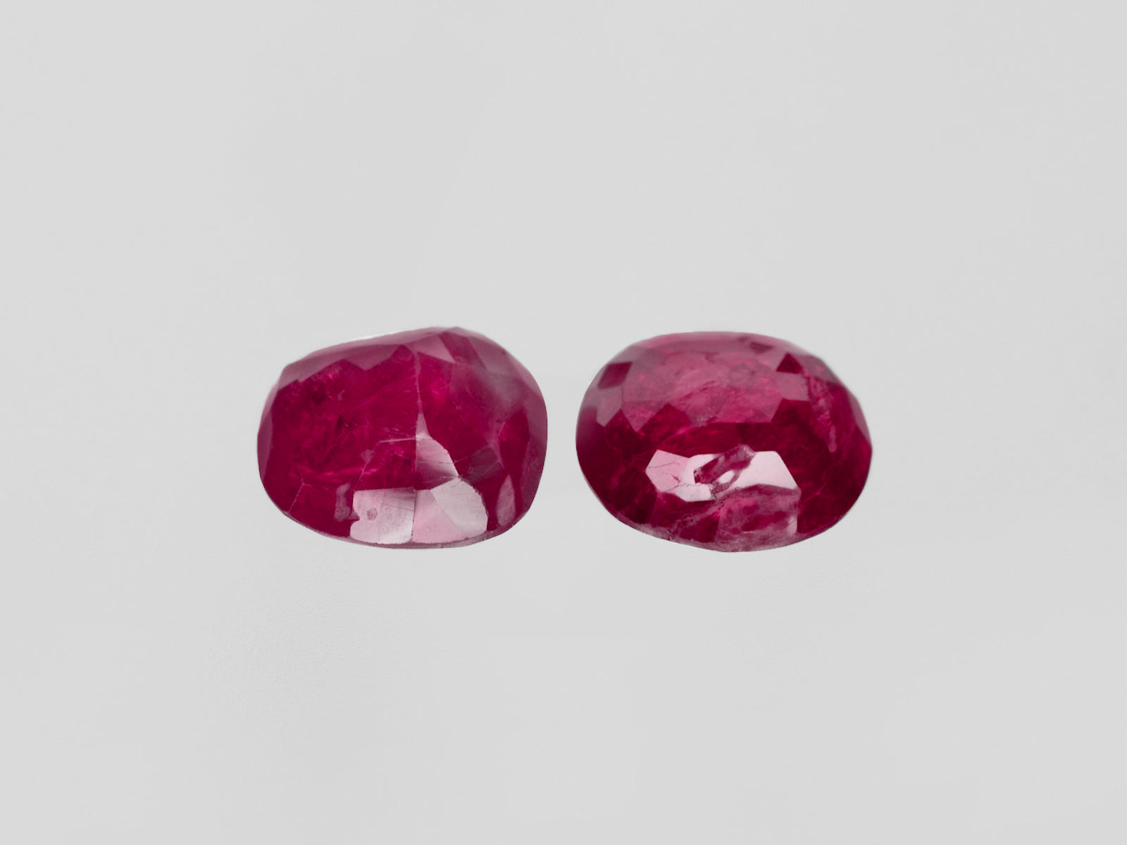 8800434-cushion-oval-deep-pinkish-red-igi-burma-natural-ruby-4.56-ct
