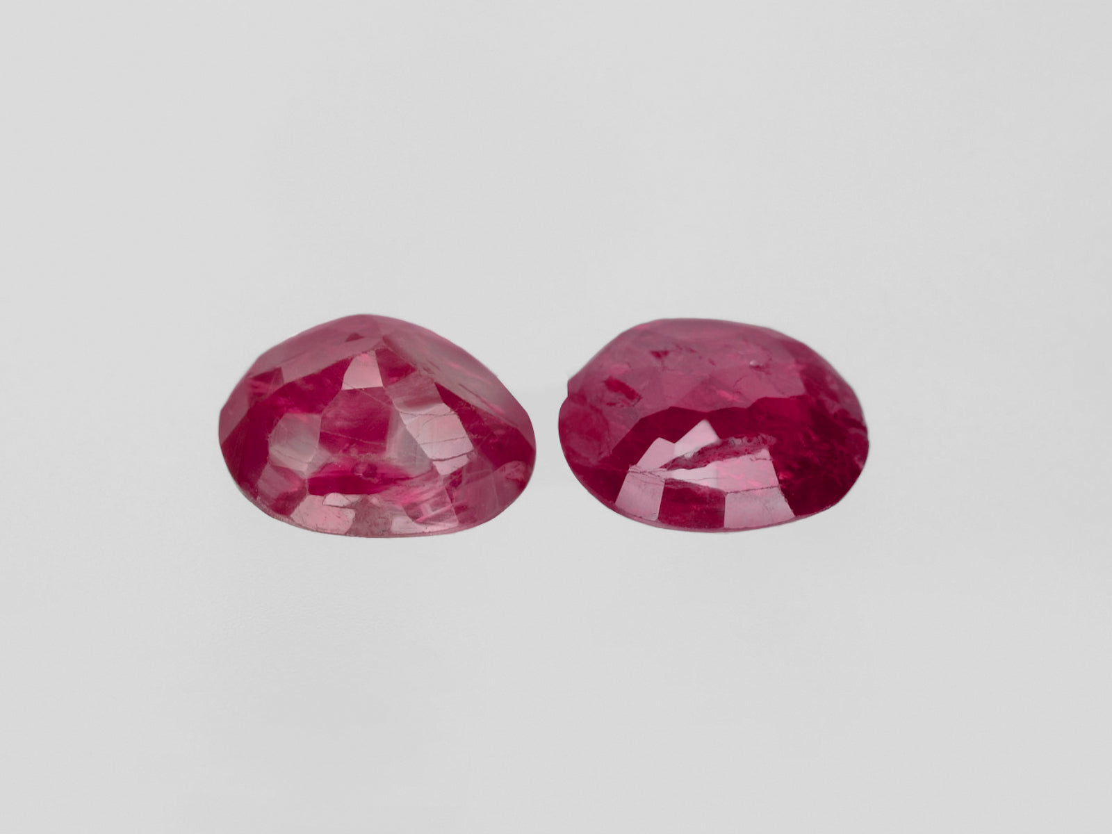 8800434-cushion-oval-deep-pinkish-red-igi-burma-natural-ruby-4.56-ct